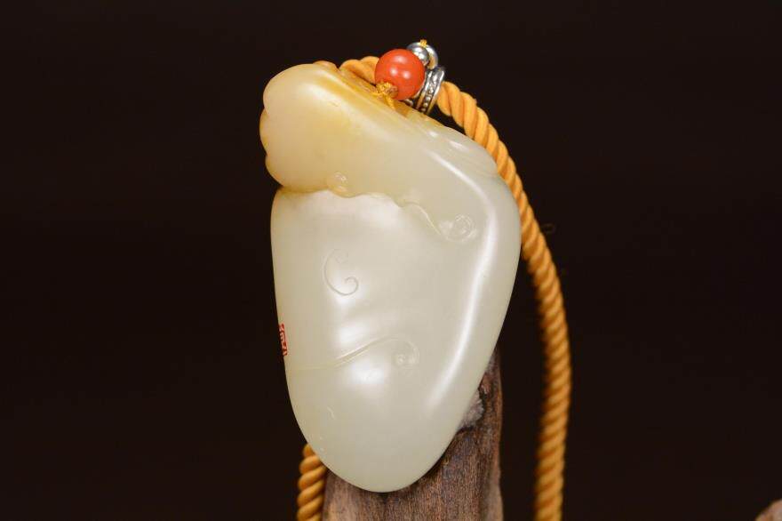 海派玉雕大师张良作品 聚黄皮 和田籽料 飞龙乘云 俏色巧雕 29克