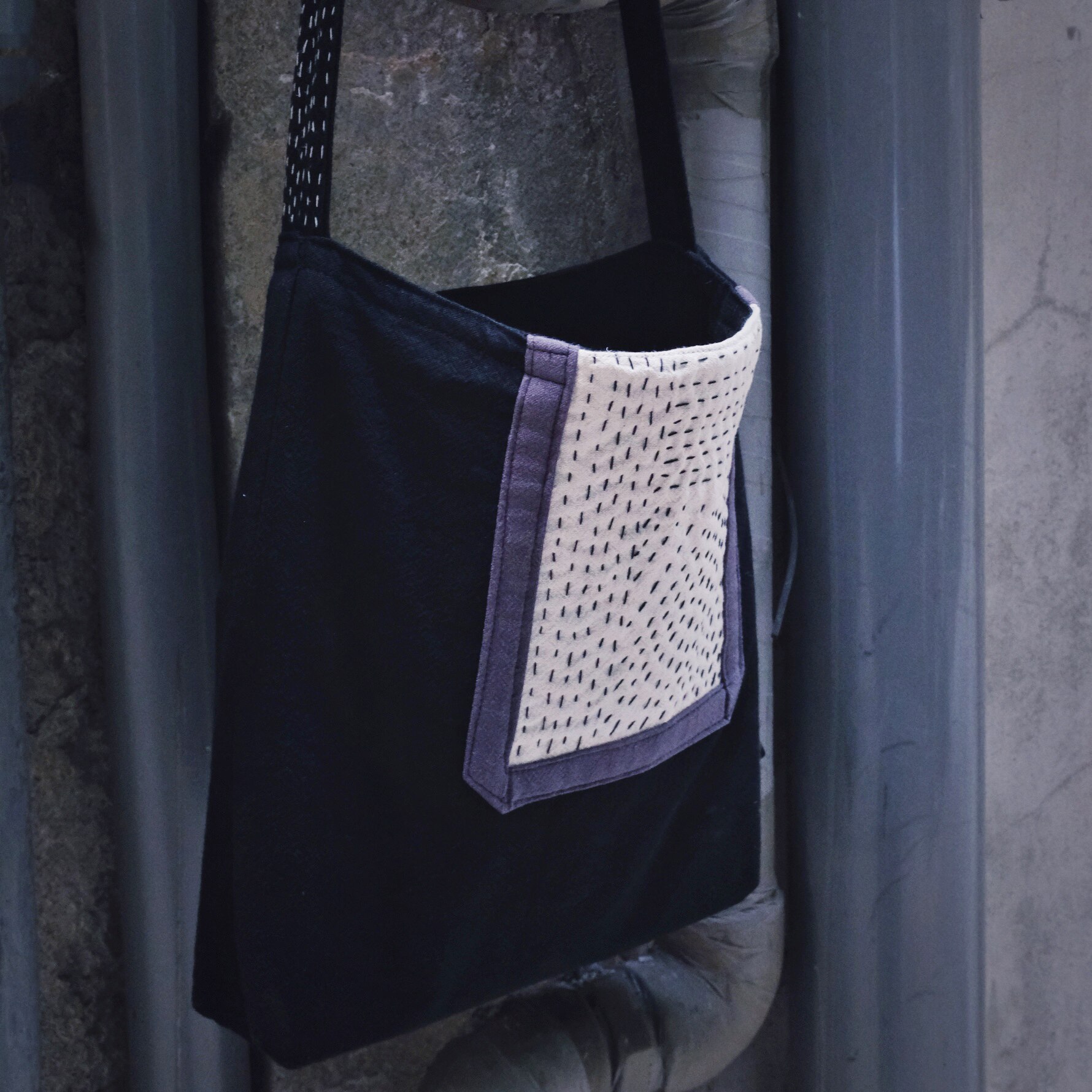 手工刺子绣中性日系简约黑白灰拼布复古百搭小单肩斜跨黑色方布包