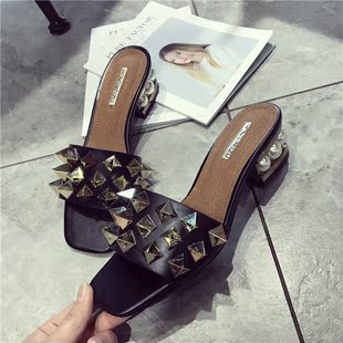 在歐洲買一個ysl的包包 夏季新款女鞋歐洲站個性金屬裝飾一字露趾涼拖鞋外穿時尚珍珠跟鞋 ysl的包包