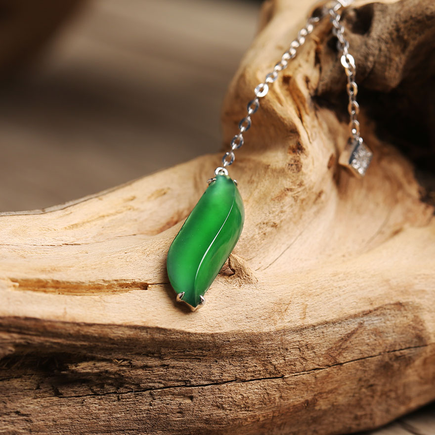 精品天然翡翠冰种a货满绿起光随形吊坠套连--18k金钻镶嵌 2.99g