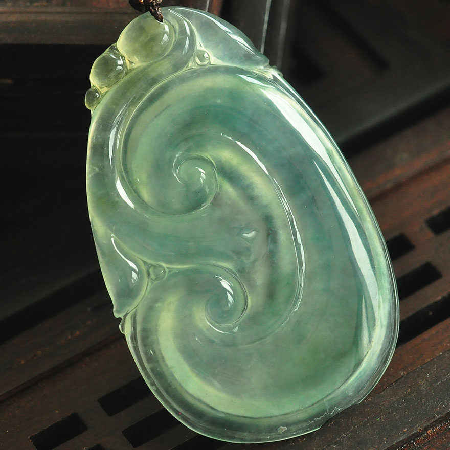 源头好货-平洲 高端翡翠天然a货冰种淡绿飘花起光如意吊坠 8.85g