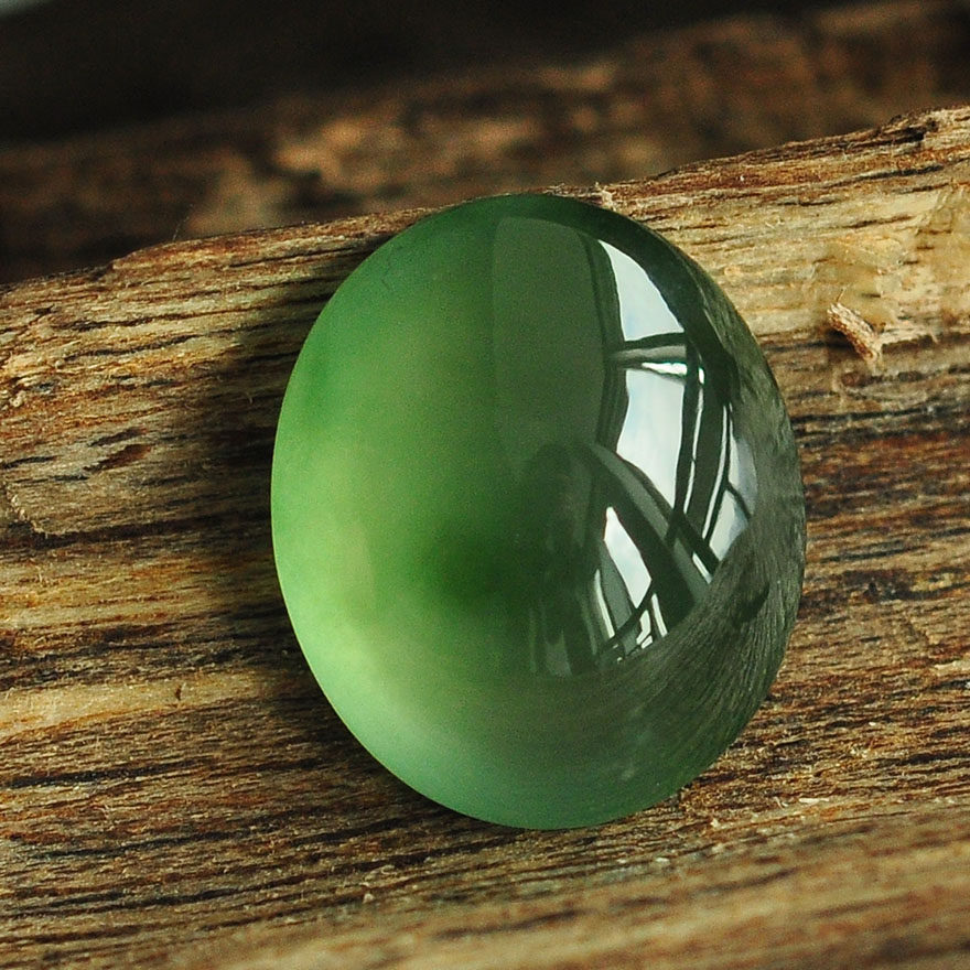 福茗翡翠~冰种a货淡绿起光大蛋面裸石 1.54g