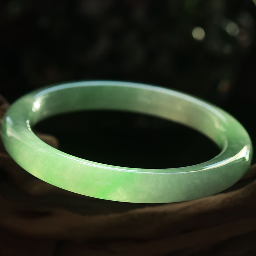 收藏级缅甸天然翡翠a货淡苹果绿飘绿圆条手镯--古典大气 43.05g