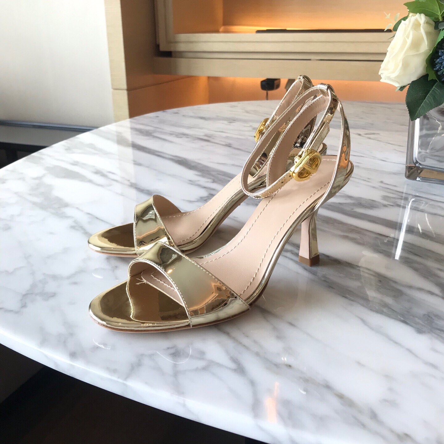 2021夏新款鱼嘴露趾法式高跟女鞋一字扣带简约时装凉鞋cd金色凉靴