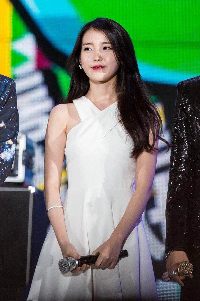 2022夏季女装iu李智恩同款 白色收腰显瘦甜美气质挂脖连衣裙