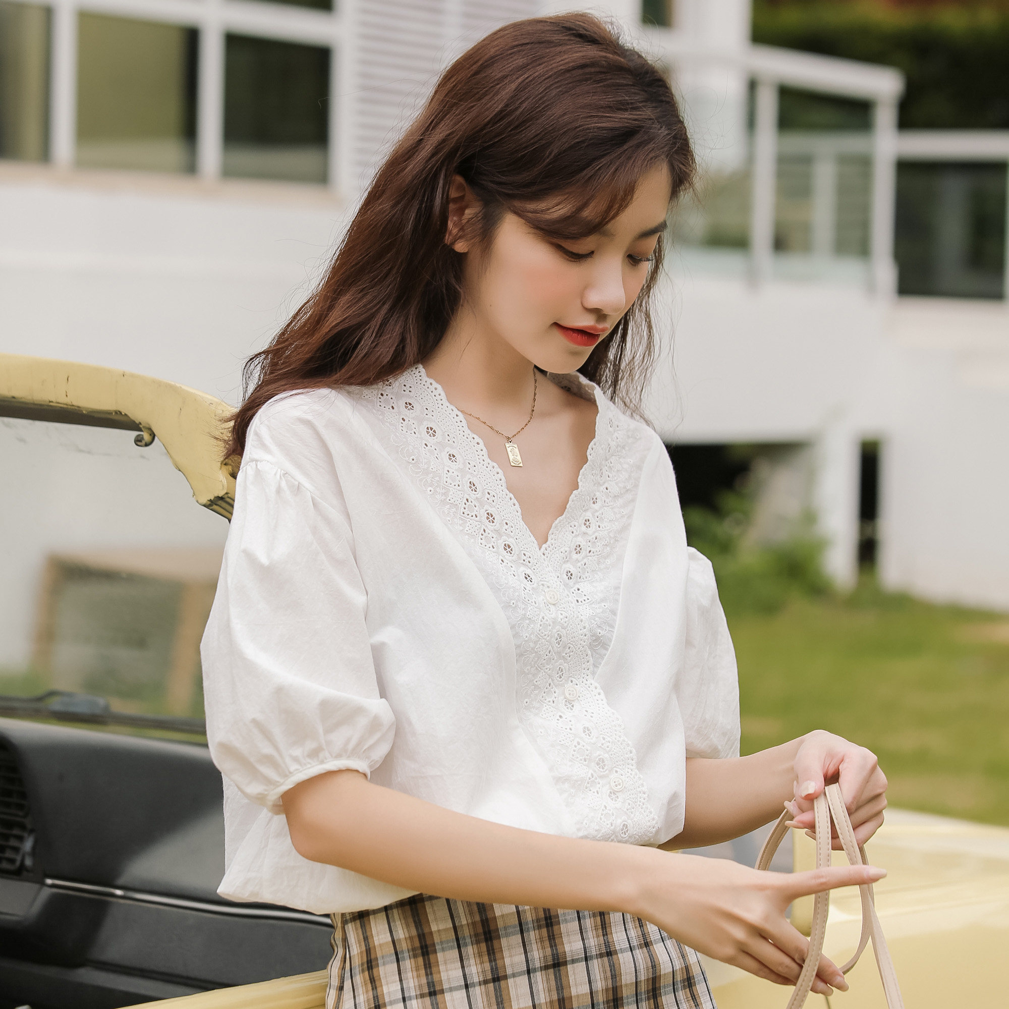 法式复古蕾丝气质v领镂空百搭短袖衬衫女小众chic洋气泡泡袖上衣