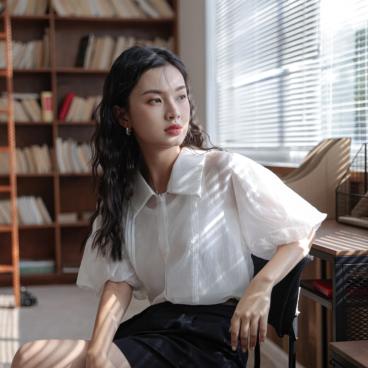 2021实拍夏　设计感i法式复古减龄泡泡袖纯色短袖衬衫上衣