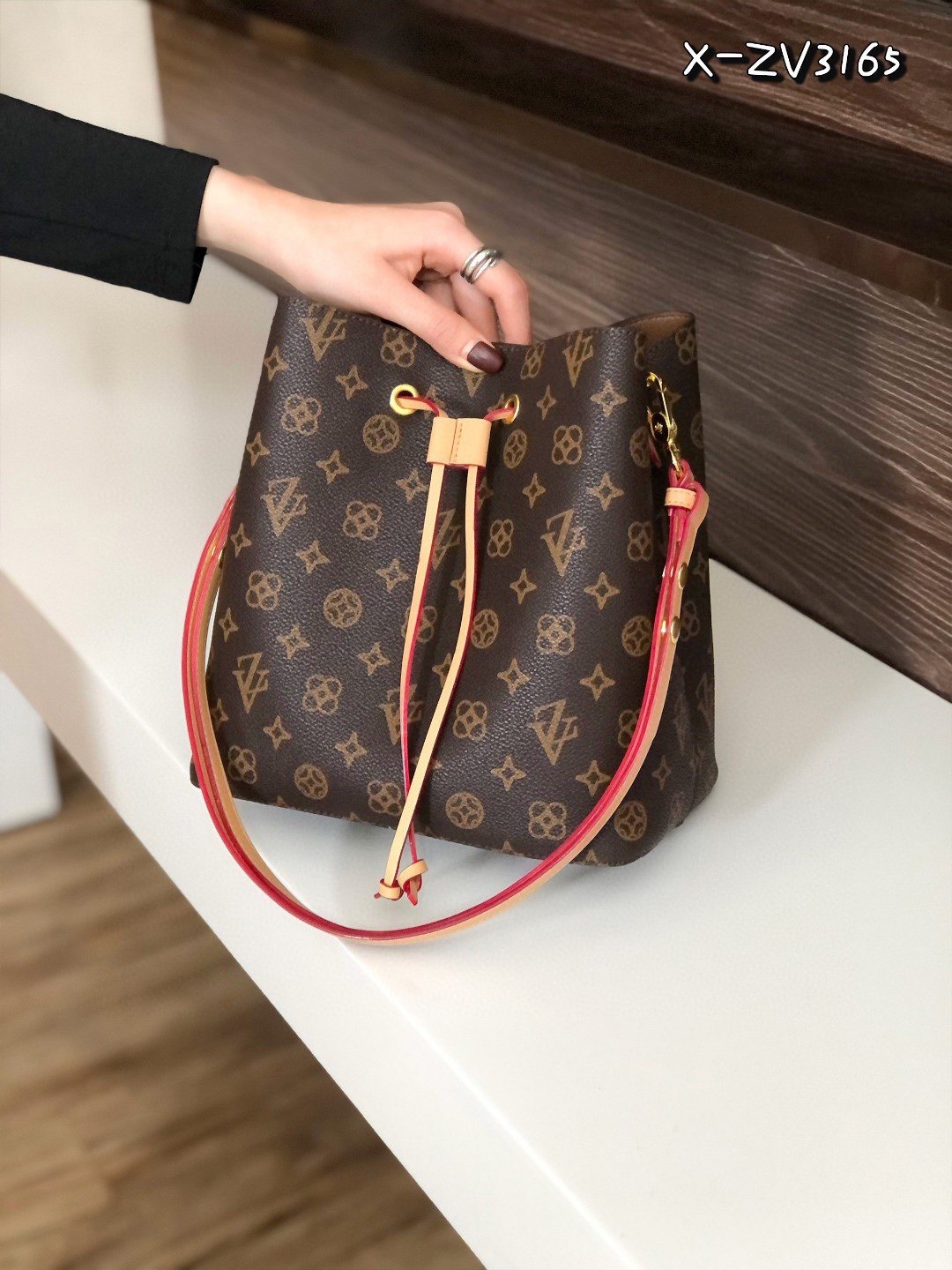 00折后价￥148路易希努尔新款高品质水桶包复古休闲时尚老花单肩斜