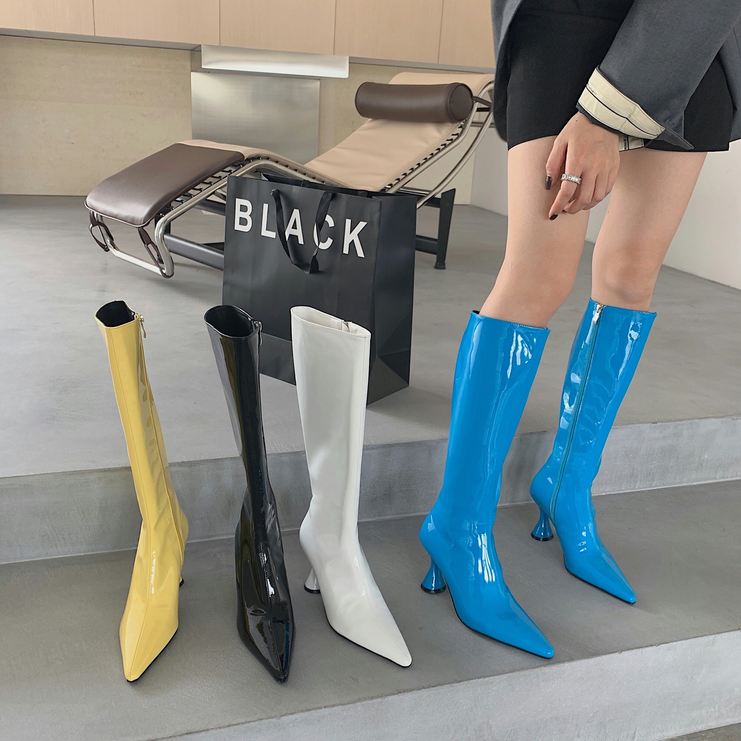 白色靴子女长筒靴v口长靴2020年新款尖头真皮米色细跟高跟骑士靴