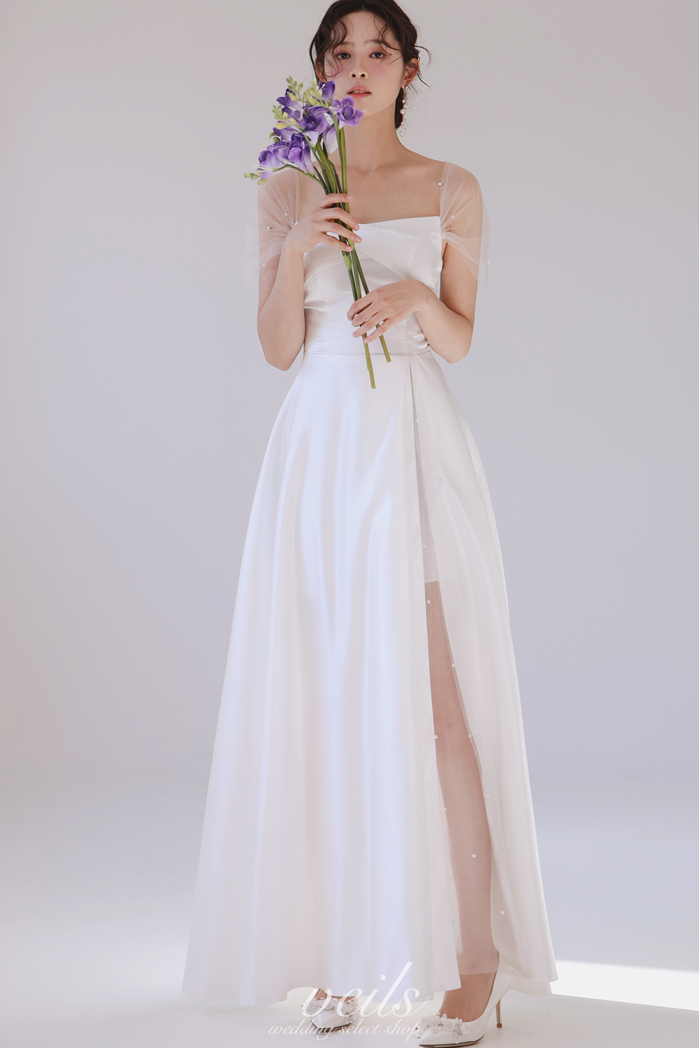 2022新款简约白色缎面一字肩抹胸蕾丝轻婚纱新娘旅拍室外婚礼礼服