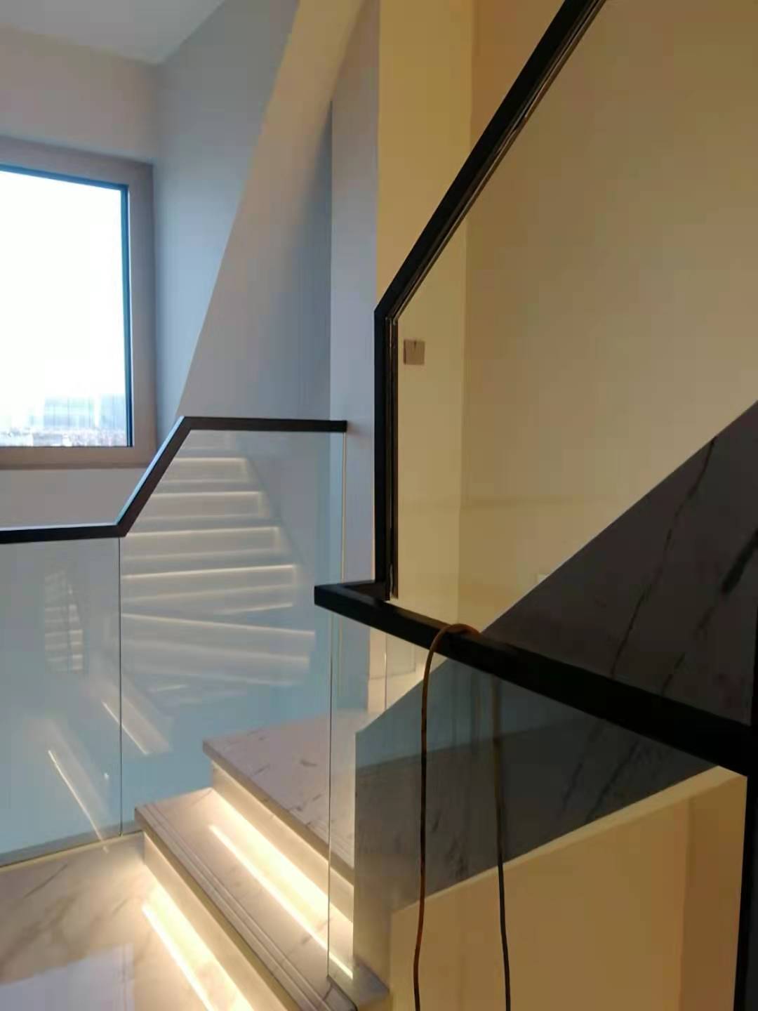 北京别墅自建房超白钢化玻璃楼梯护栏钛金实木扶手玻璃护栏定制