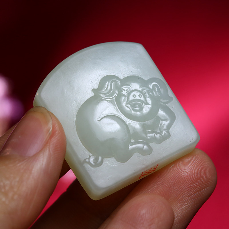 蒋宏利玉雕工作室出品 和田玉 猪肥财贵 14.38g