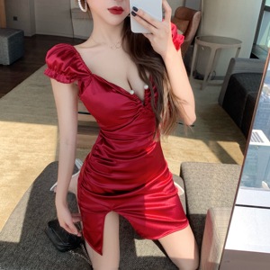 V-neck shows chest， waist shows thin， buttocks and bottoms. Night head office sexy dress
