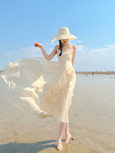 海边度假沙滩连衣裙新款吊带长裙旅游白色拍照适合雪纺海滩杏色女