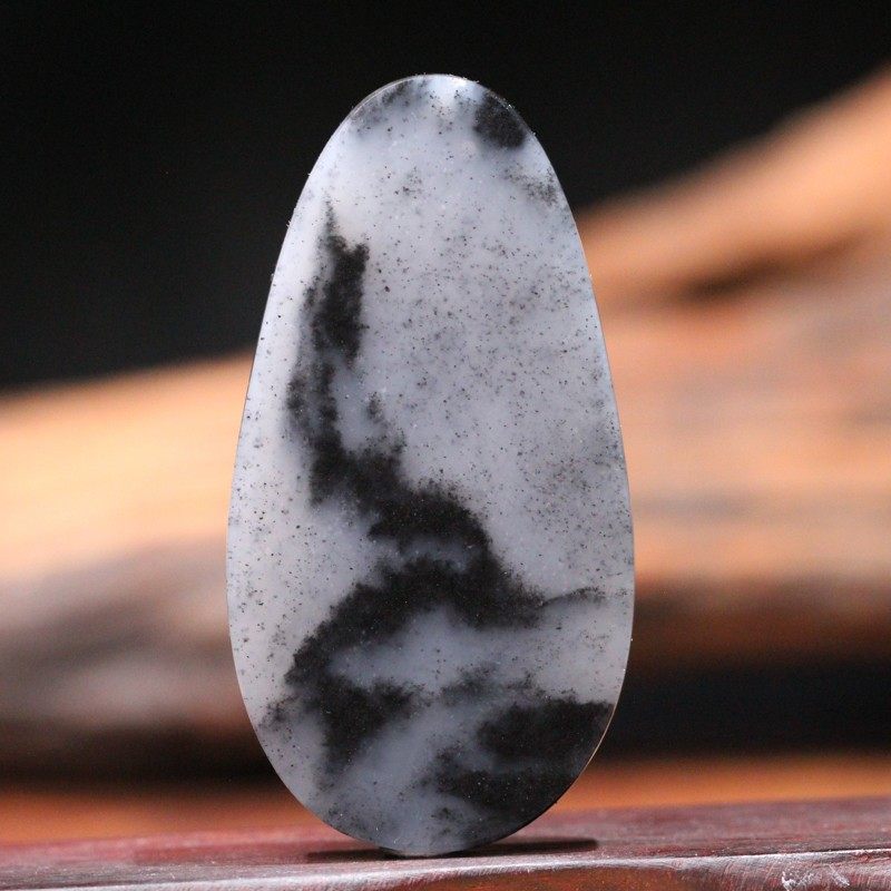 玉器直播间 吊坠_青花玉籽料椭圆牌子56g新疆和田玉吊坠黑白分明玉器