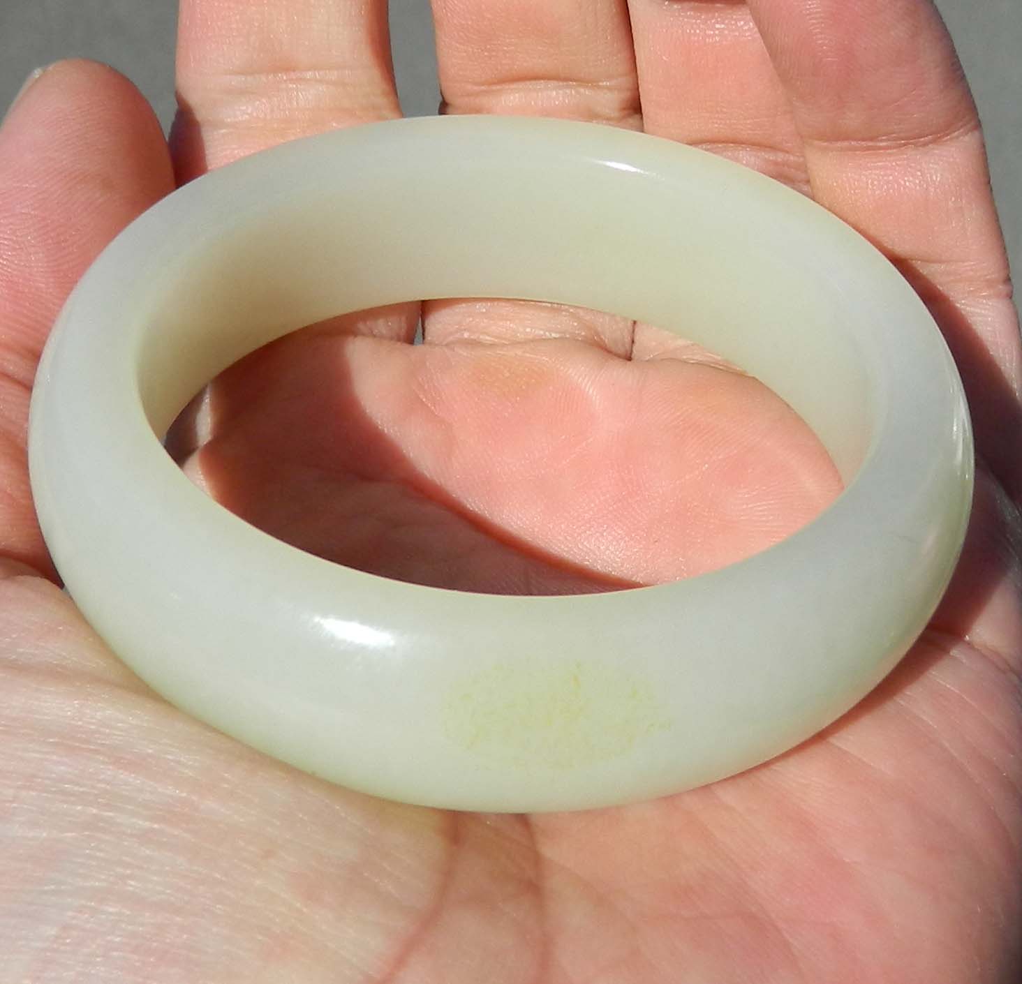 和田玉和羊脂白玉的区别是什么(和田玉和羊脂白玉的区别是什么意思)