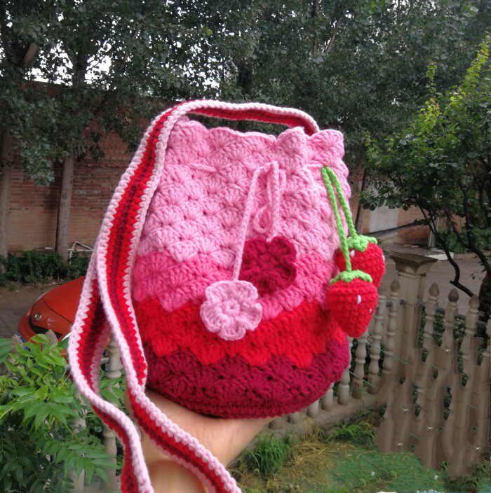 特价萌妈_萌妈毛线diy纯手工钩织渐变收纳包 草莓挂饰包假期打发时间
