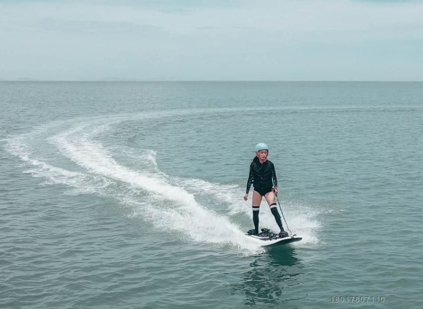2020新款超轻碳纤维电动水上动力冲浪板滑水板动力板
