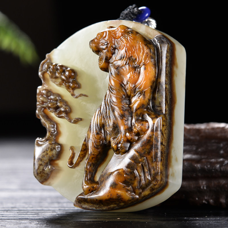 【威震山河】三色巧雕 和田玉白玉上山虎挂件94.23克带绳