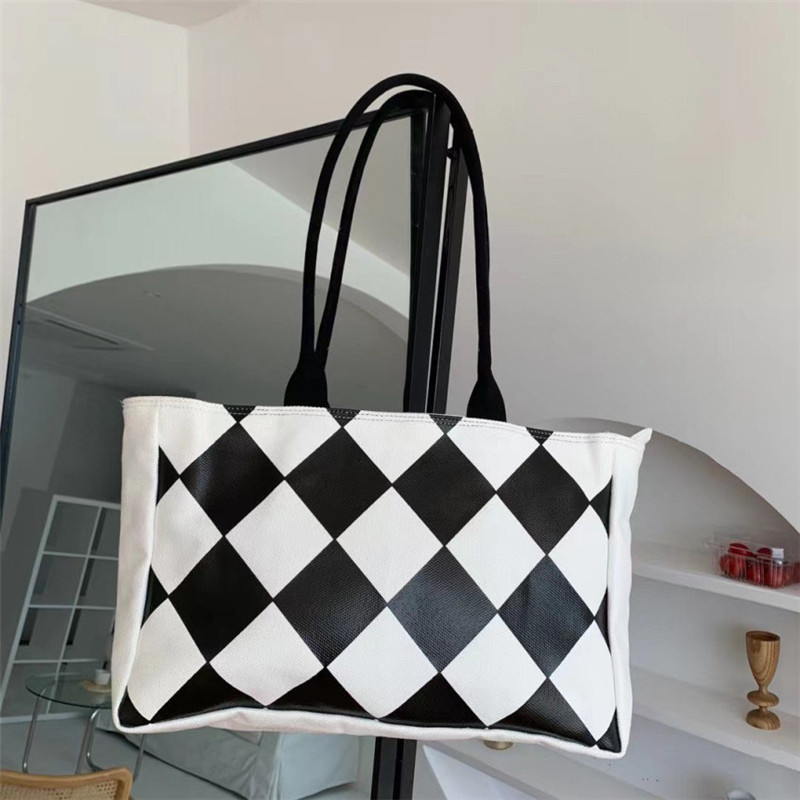 菱形格纹手提包