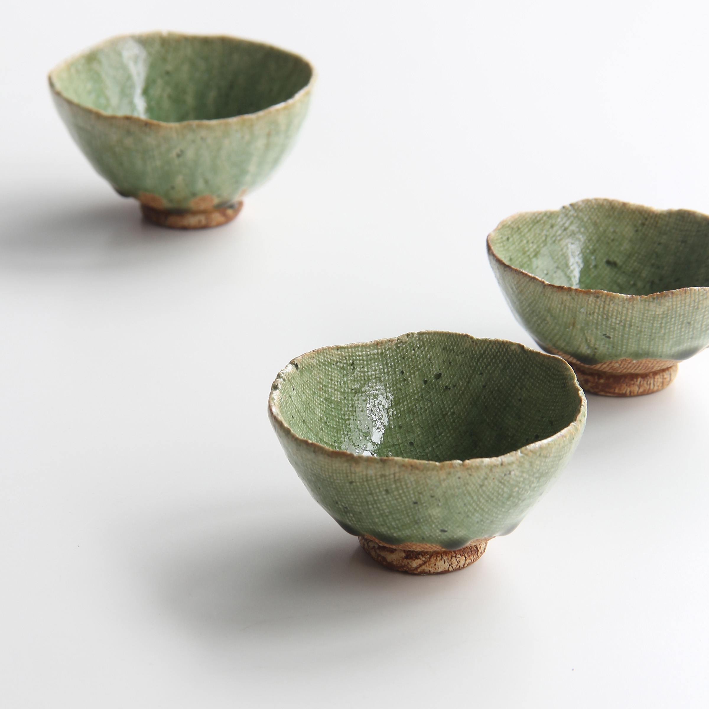日本京烧清水烧手作粗陶布目纹京織部绿釉随形口煎茶杯日式小钵碗