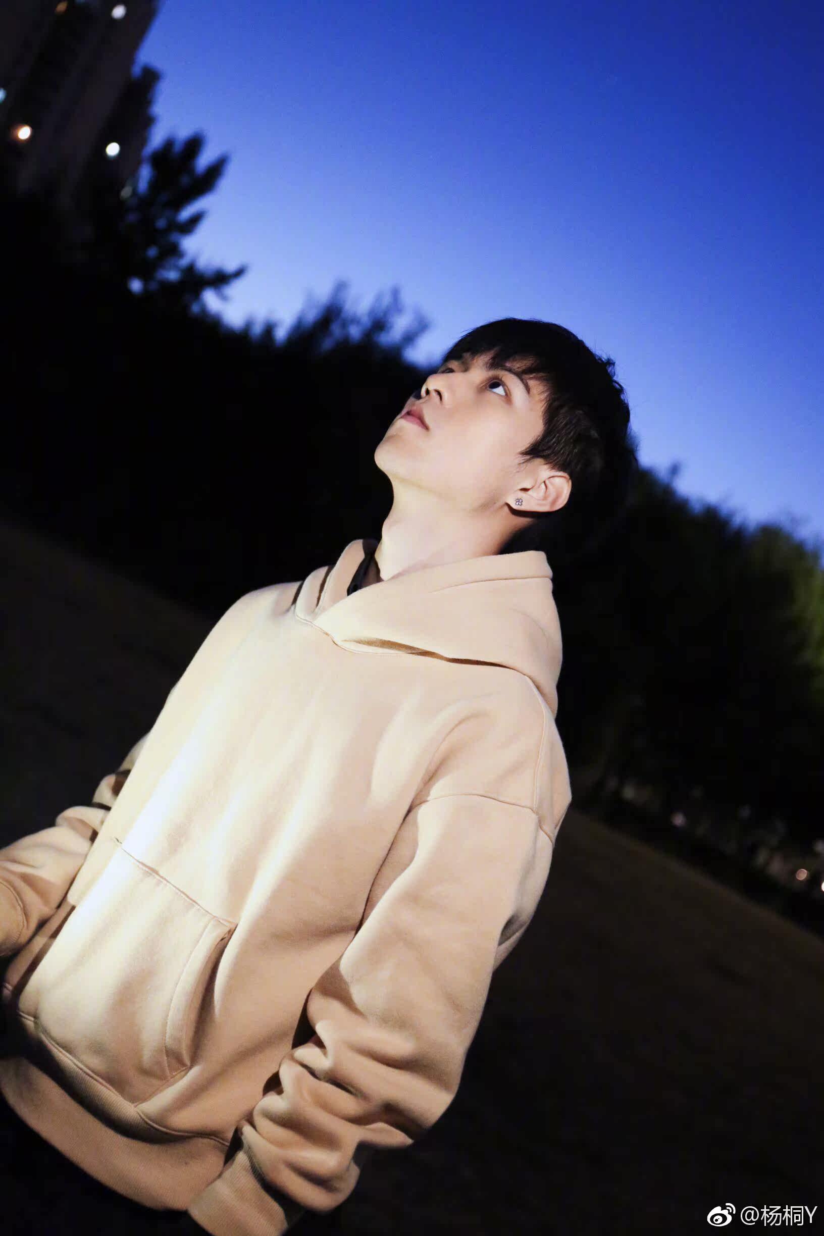 杨桐_以团之名同款衣服 杨桐同款卫衣 韩版休闲百搭男女连帽加绒卫衣