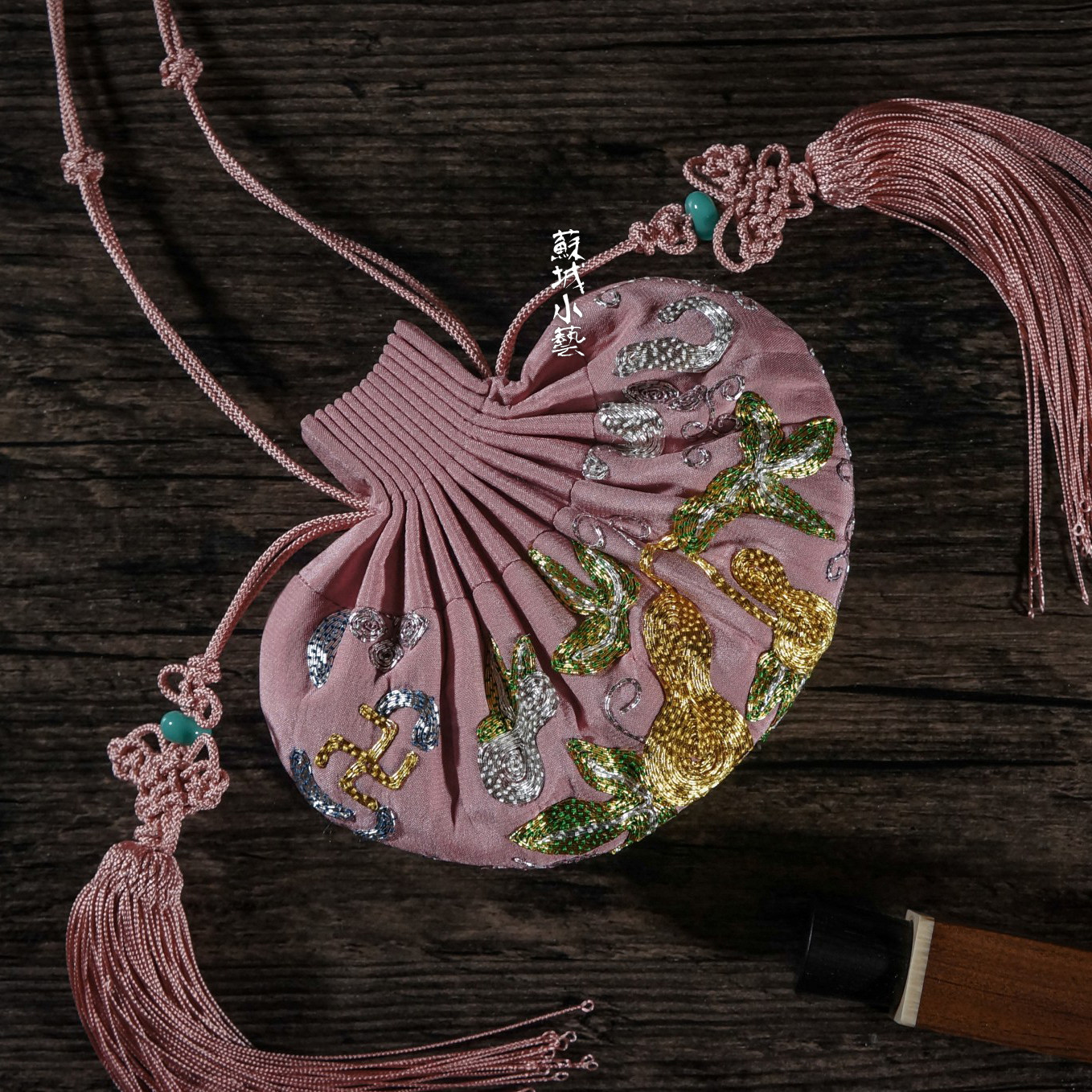 古法盘金绣荷包|粉底葫芦纹饰 苏州特产礼物手工刺绣盘金盘银绣