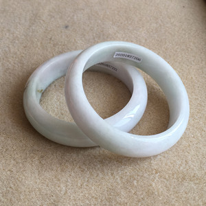 豆种翡翠手镯图片