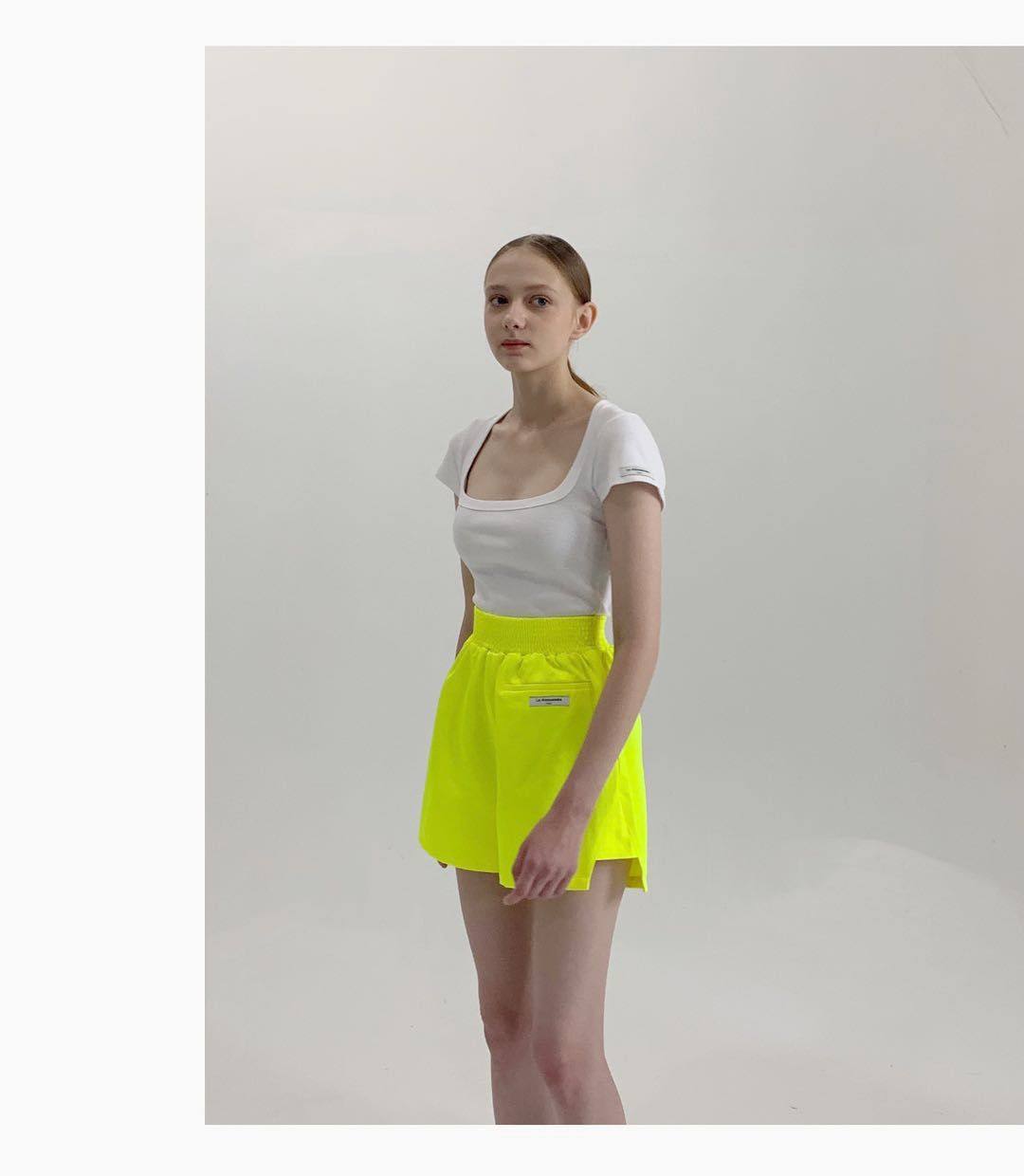 官方授权店lealessandra荧光黄松紧腰舒适运动短裤女20