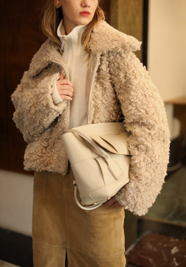 卷毛羊羔毛外套