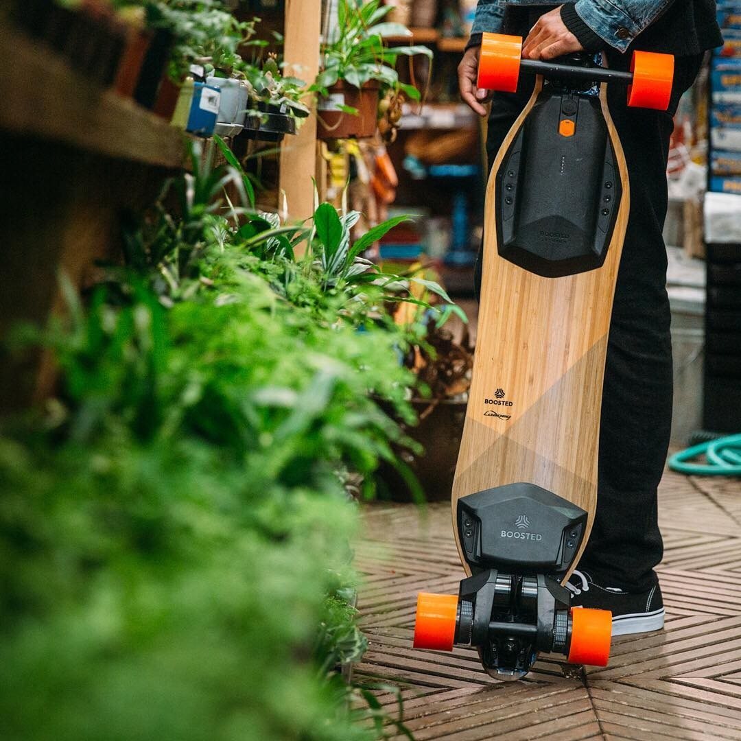 另类的出行方式!耍酷电动滑板不能少