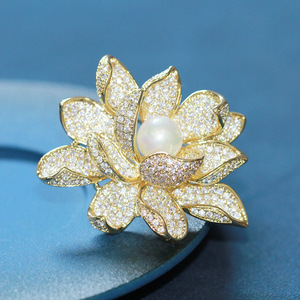 荷花莲花胸针图片