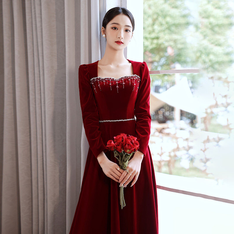 敬酒服晚礼服新娘酒红色2021新款宴会气质高端轻奢年会订婚丝绒裙