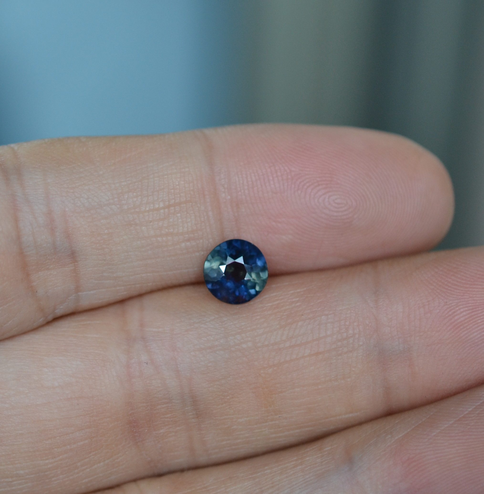 天然无烧马达加斯加蓝宝石裸石艳丽蓝绿色满火圆形6.9毫米1.