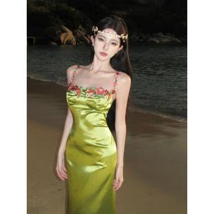 法式纯欲性感辣妹绿色缎面度假长裙子设计感刺绣花朵吊带连衣裙女