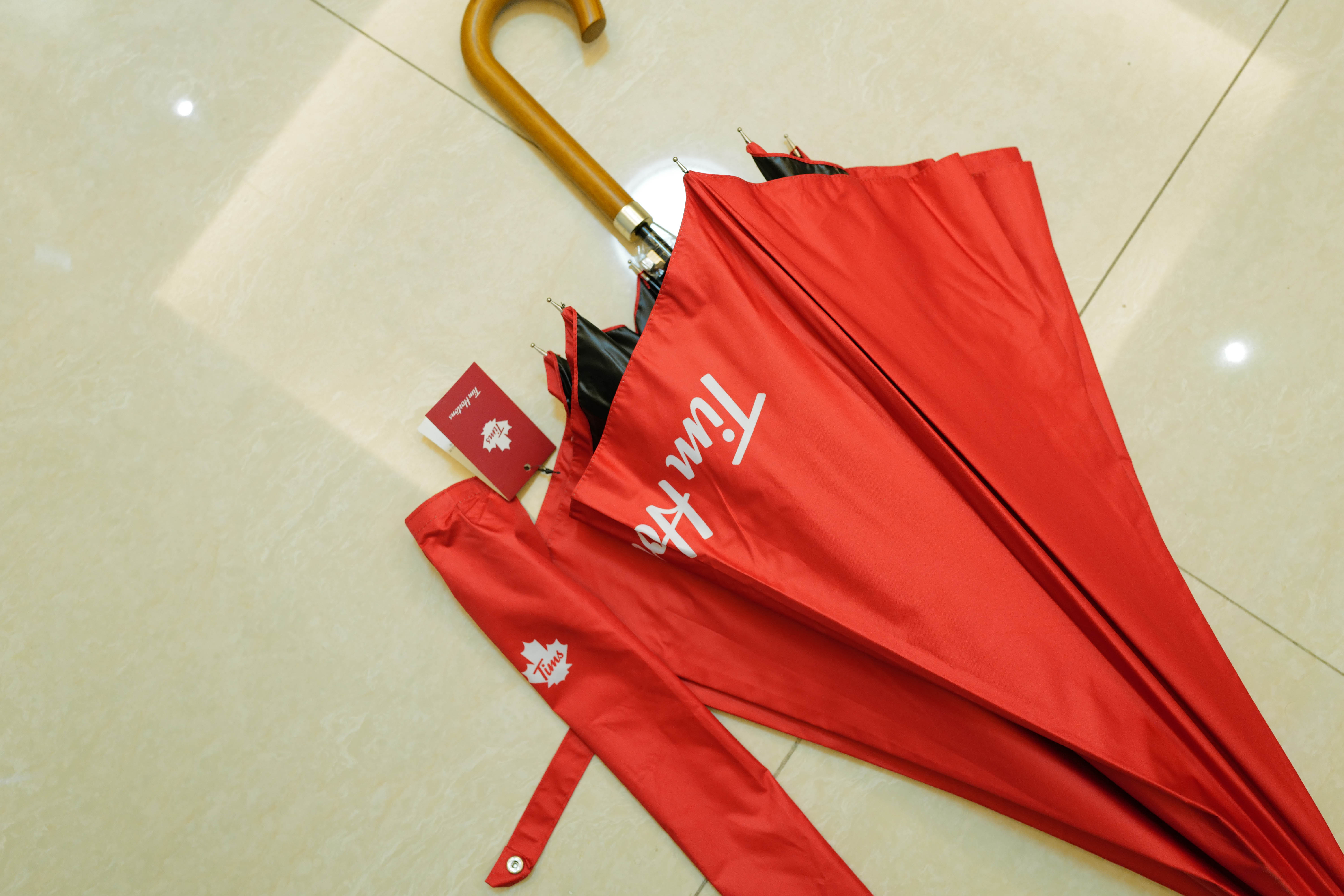 Tims雨伞长柄大红色枫叶logo雨伞木质手柄遮阳防晒伞 赠防尘袋