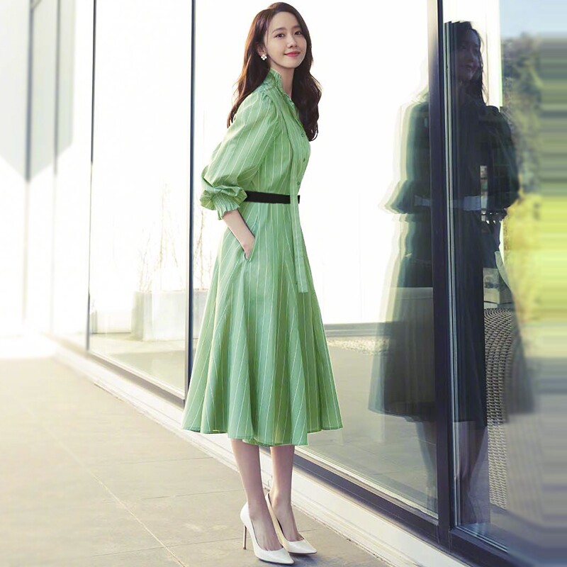 林允儿明星同款果绿色仙女长裙2022年夏新款高级感条纹印花连衣裙