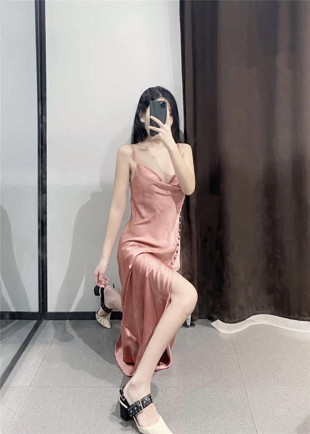 嘟嘟欧美 2020秋冬新款丝缎质感内衣式吊带连衣裙女02157245172