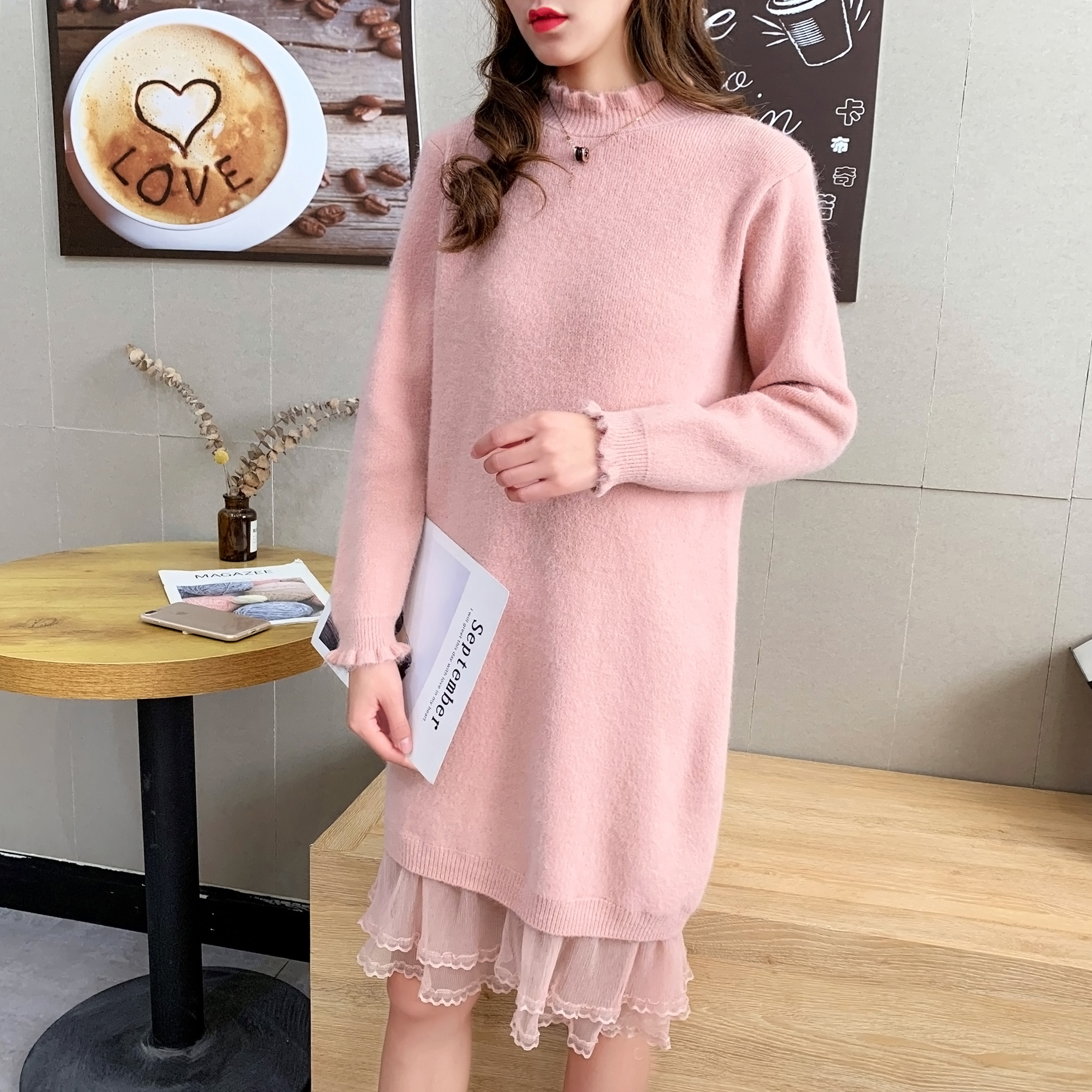 白色长款针织蕾丝拼接连衣裙冬