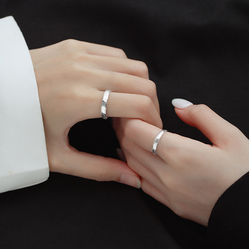 情侣戒指男女到底怎么戴是正确的(情侣戒指男女到底怎么戴是正确的呢)