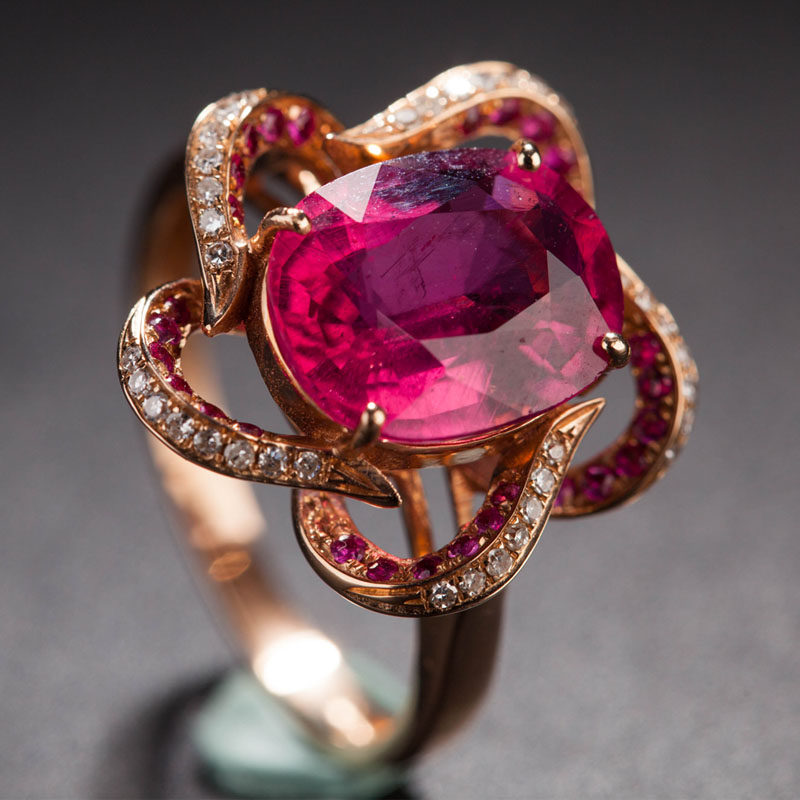 主石3.6克拉 高贵奢华红碧玺戒指 18k金镶37颗钻石29颗红宝石