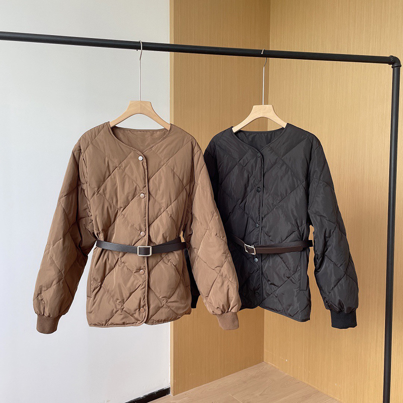 北欧小众短款菱格羽绒服女腰带宽松轻薄款白鸭绒外套面包服冬季