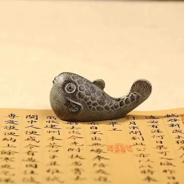 天一堂河豚铸铁笔置 铸铁笔搁金属学生文房毛笔书法可爱小摆件镇尺镇纸在类目 电子词典/电纸书/文化用品, 画具/画材/书法用品, 镇纸中 - 来自Buy2taobao.com提供专业的淘宝代购服务