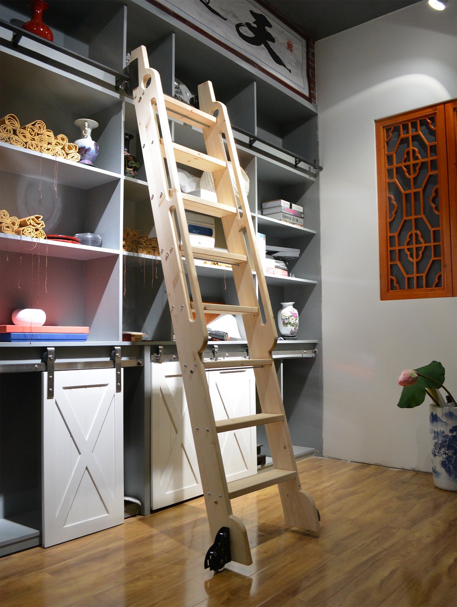 实木滑道梯移动轨道梯书架图书馆家用爬梯可定制室内阁楼一字梯子