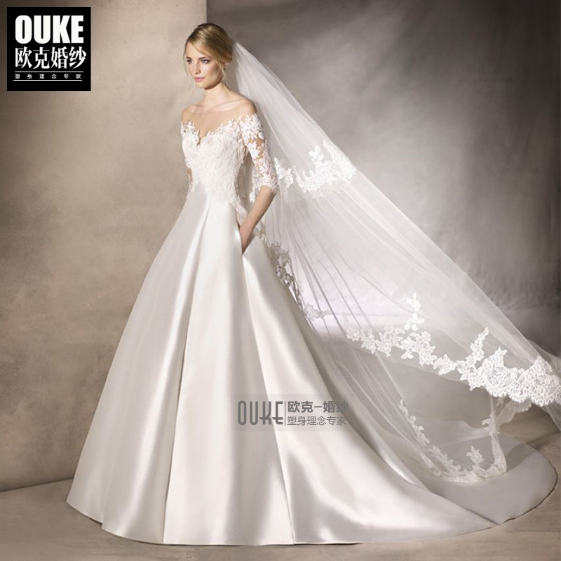 一折缎面婚纱拖尾