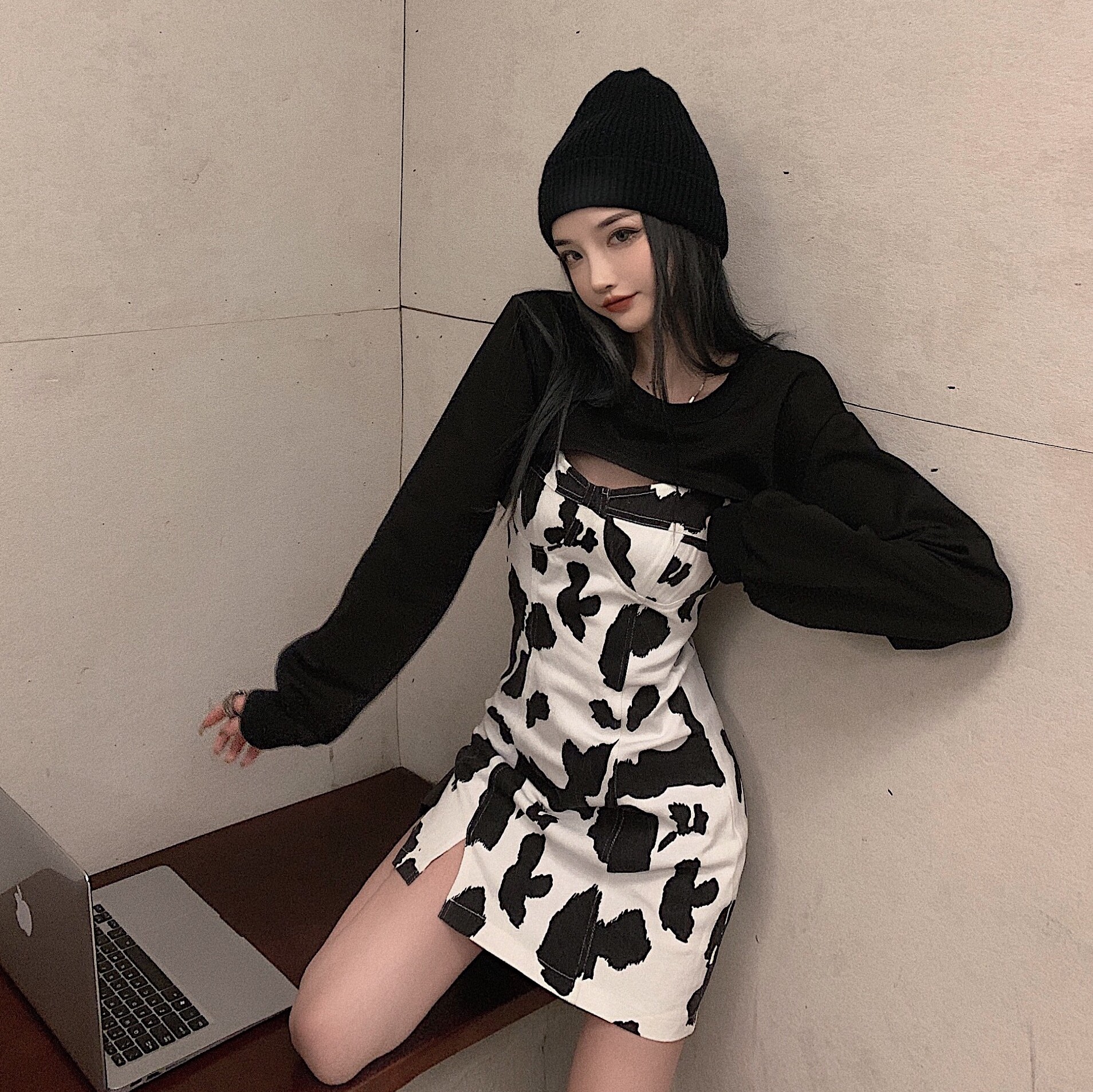 蹦迪女装酷女孩高街穿搭帅气辣妹性感短款卫衣奶牛纹吊带连衣裙子