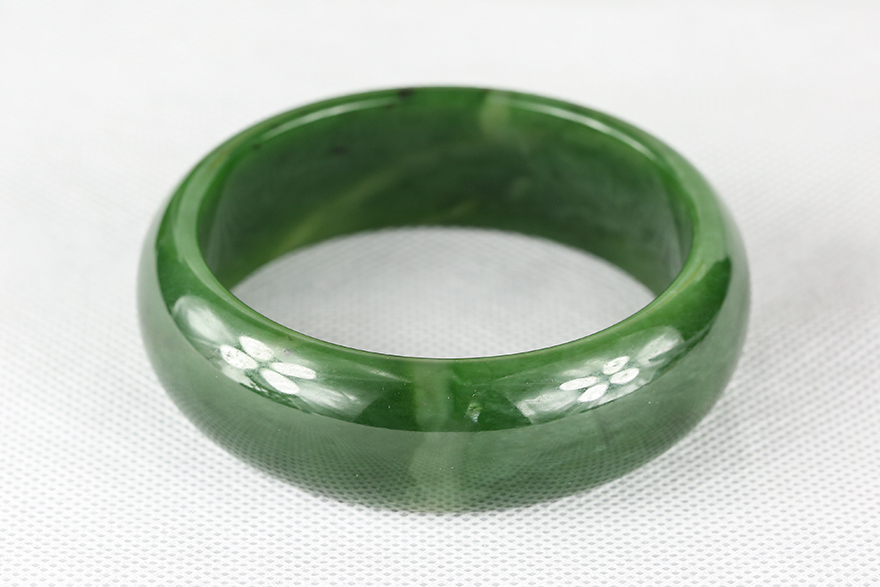 和田玉碧玉手镯 有水线 重84.29克内径60mm