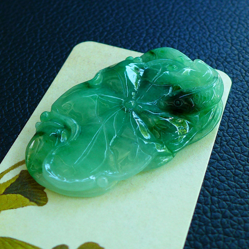 天然a货翡翠绿荷叶鱼挂坠20.46克
