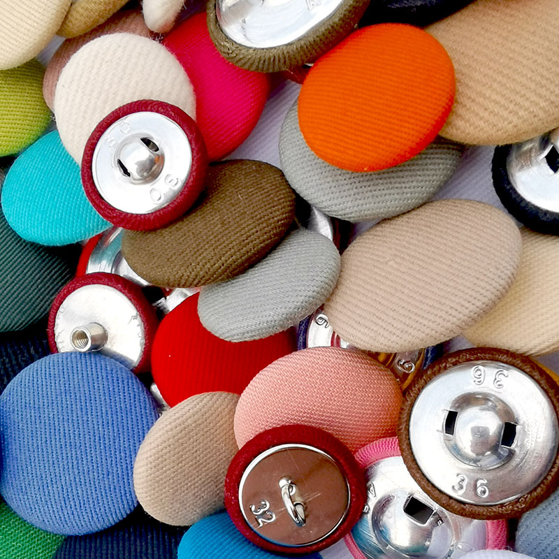 黑色布包纽扣风衣大衣咖啡色包布扣连衣裙浅蓝灰色衬衫西服布扣子