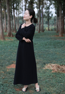 欢喜布衣 素黑法式气质柔软空气层肌理感U型领优雅休闲显瘦连衣裙